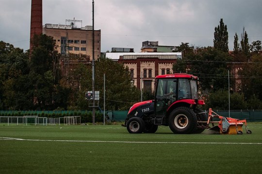 Plzeň vylepšuje zázemí fotbalové mládeže. Další hřiště v areálu v Luční ulici má nový umělý trávník