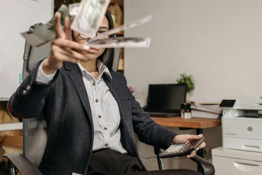 Snižme platy přeplaceným státním zaměstnancům a budeme mít mnohem nižší schodek – pravda nebo mýtus?