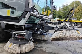 Domažlice modernizují úklid města: Nový zametací stroj je o dvě...