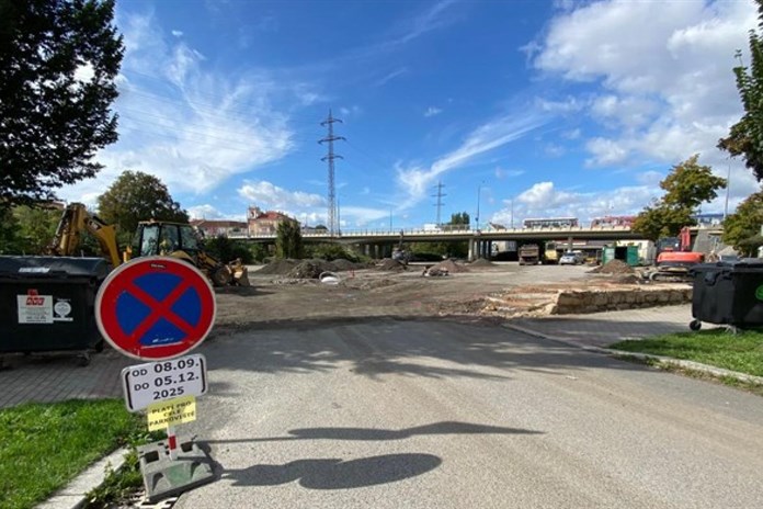 Konec volnému parkování pod mostem Generála Pattona. Město tam buduje parkoviště se závorou