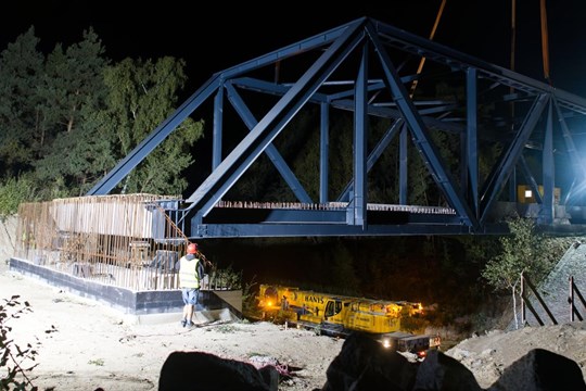 Noční manévry u Chotíkova. Faltusův most už je na novém místě