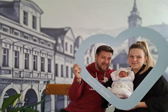 Domažlická nemocnice nabízí rodičům novorozenců fotokoutek s regionální tématikou