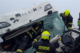 Dva kamiony se střetly u čerpací stanice na D5, provoz zastavil i...