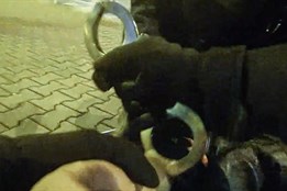 Agresivní opilec skončil na záchytce a v poutech, aneb Tohle bylo...