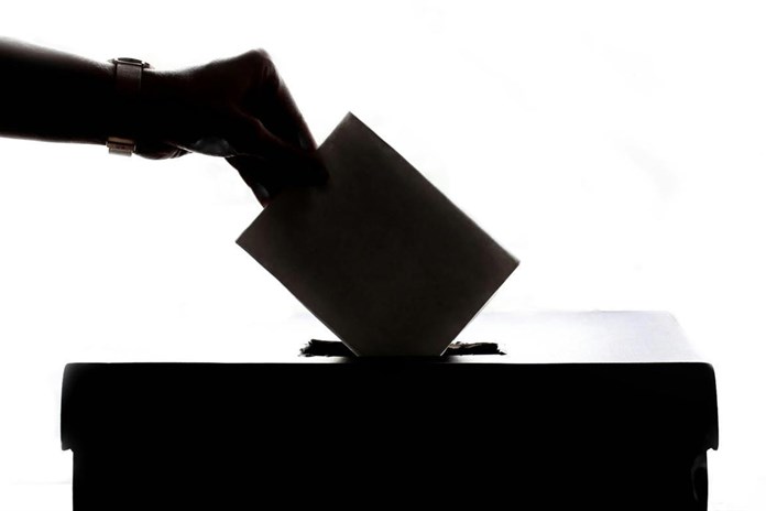 Volební místnosti se otevřely, o poslanecký mandát bojuje v kraji 262 politiků