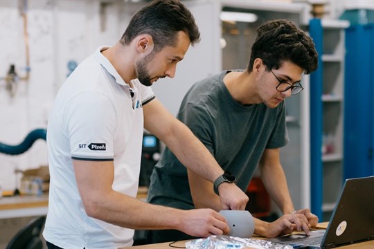 Plzeňští dronaři se středoškoláky staví ponorku