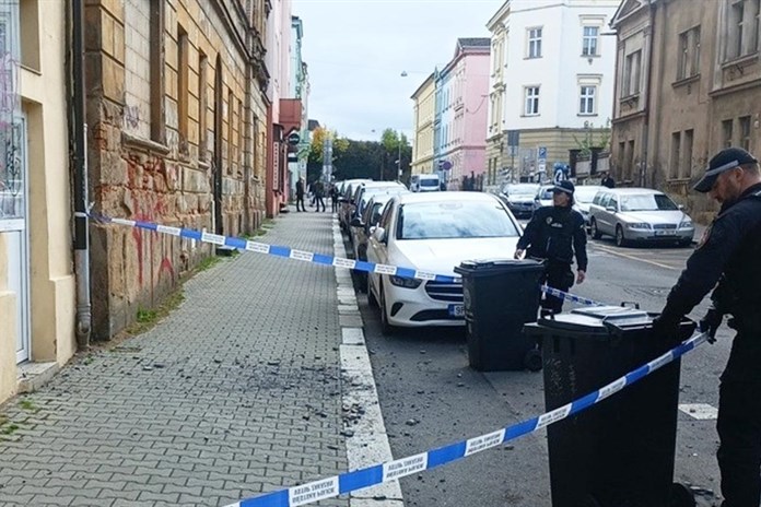 Kousek od tragédie. Spadlá omítka z domu ale naštěstí poškodila jen zaparkované auto