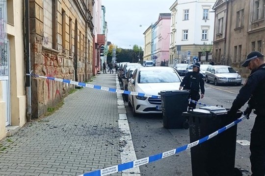 Kousek od tragédie. Spadlá omítka z domu ale naštěstí poškodila jen zaparkované auto