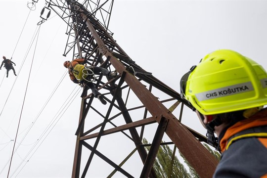 V drátech vysokého napětí uvízl paraglidista, dostali hlášení záchranáři. Naštěstí šlo jen o cvičení