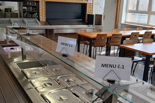 Základní škola v Malenovicích předchází plýtvání, zavedla samoobslužný „finský bufet“