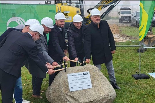 Sportovní areál v Černicích čeká proměna. Město vybuduje hřiště s umělým trávníkem i víceúčelové sportoviště