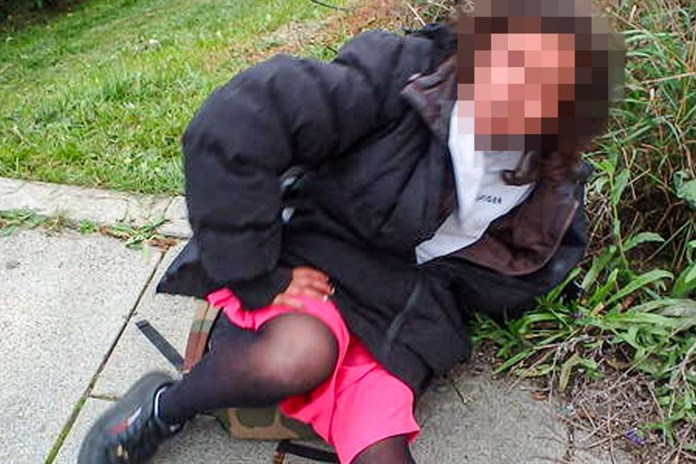 Rozhazovala věci a skákala do silnice, ženu museli zpacifikovat strážníci