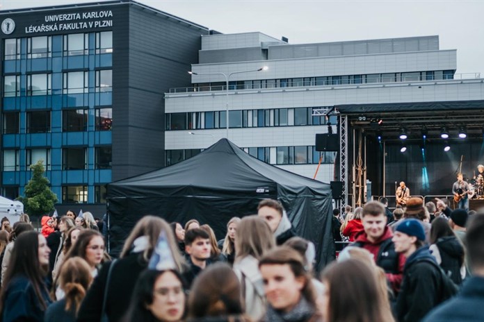 Lékařská fakulta v Plzni oslaví 80 let. Chystá velkolepou světelnou show