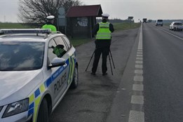 Opilý řidič se snažil uplatit policisty. Tvrdě narazil