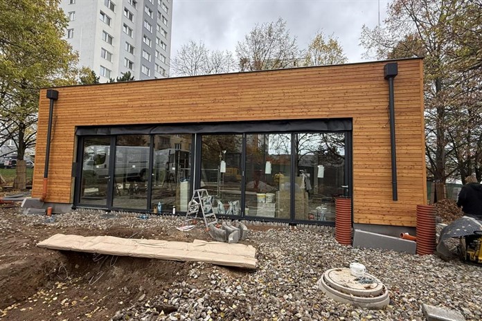 Nepoužívané problémové záchodky zmizely, místo nich finišuje výstavba kavárny