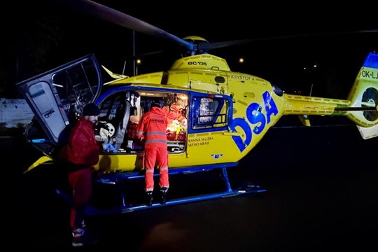 Noční výbuch v Uherském Brodě: Jeden muž utrpěl vážné popáleniny, letěl pro něj vrtulník