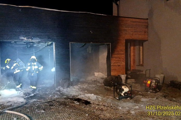 Plameny pohltily garáž ve Starém Plzenci, škoda se šplhá do milionů korun