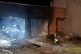 Plameny pohltily garáž ve Starém Plzenci, škoda se šplhá do milionů...