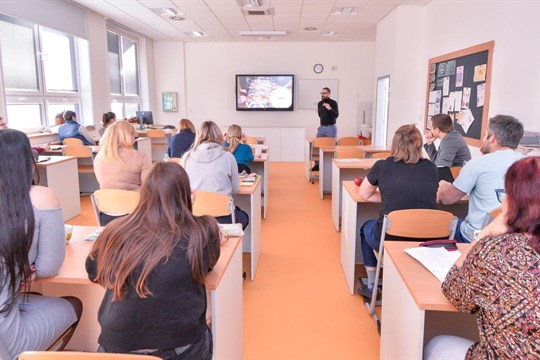 Učitelé základních škol v Plzni se chystají na změny ve známkování. Budou se školit, jak hodnotit děti i slovně