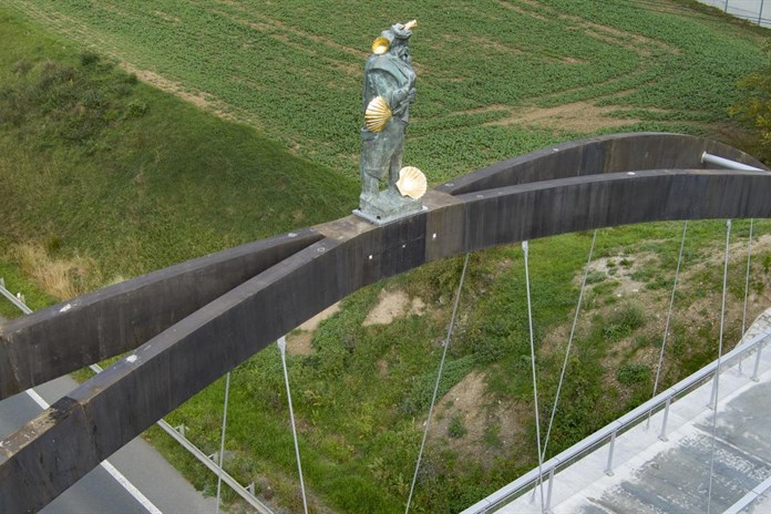 Socha na lávce přes hlavní tah zatím zůstává. Její další osud bude řešit ministerstvo