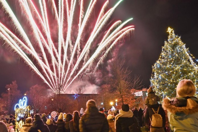Rozsvícené stromy, světelná show i svařák na statku. Plzeňská jednička láká na kouzelný advent