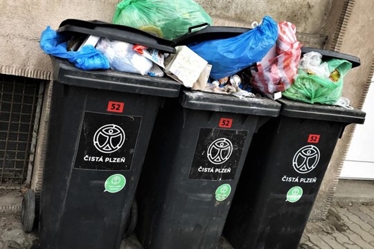 Zastupitelé rozhodli: Veřejná místa v širším centru Plzně budou bez popelnic