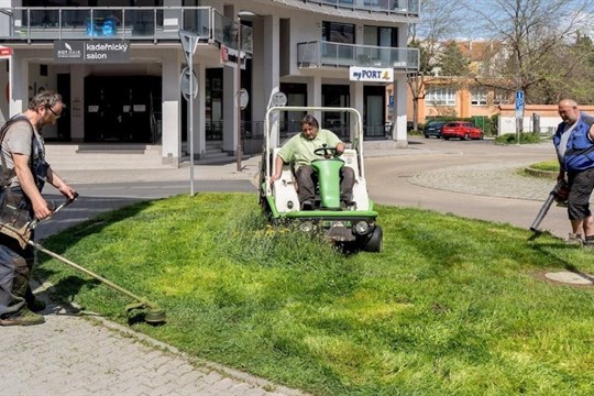 Do ulic centrálního plzeňského obvodu vyrazily sekačky