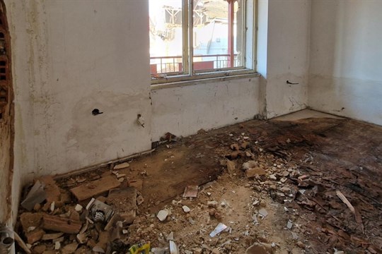 Problémové domy v Jateční ulici v Plzni jsou zbourané, ještě se zasypou sklepy