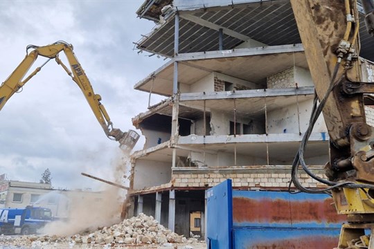 Výstavba kruhového objezdu pro napojení areálu OC Úslava uzavřela dopravu