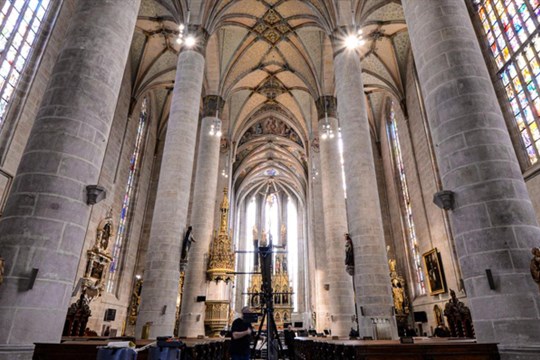 Projekt, v němž na pořádek v katedrále dohlížejí bezdomovci, se Plzni osvědčil