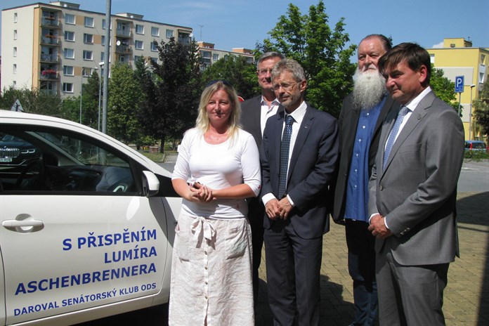 Senátorský klub daroval Městské charitě auto