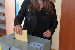 Volební místnosti se otevřely. Češi vybírají vedení krajů i senátory