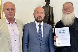 Politická příslušnost jde stranou. Primátora s radním podpořili v...