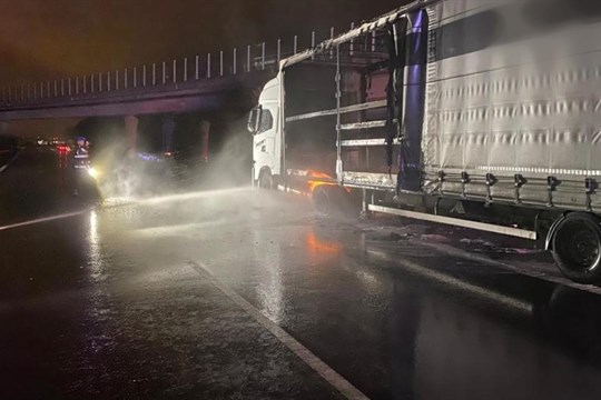 VIDEO: Dálnici D5 u Plzně na několik hodin uzavřel požár kamionu!
