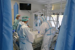 Přetížené nemocnici pomáhají policisté