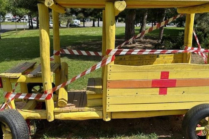 Na dětském hřišti řádil vandal. Zcela zničil sanitku