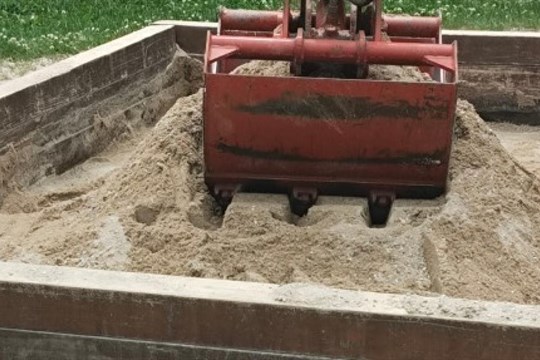 Centrální obvod mění písek na všech dětských hřištích