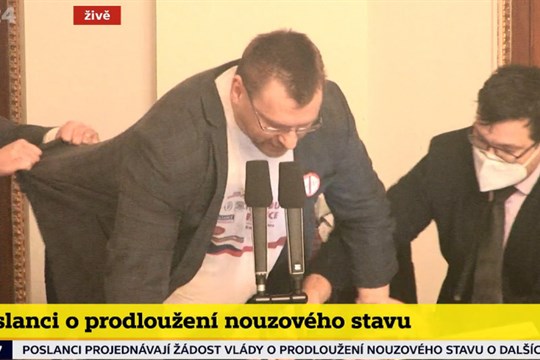Tohle tu ještě nebylo. Poslanci se při jednání o nouzovém stavu poprali