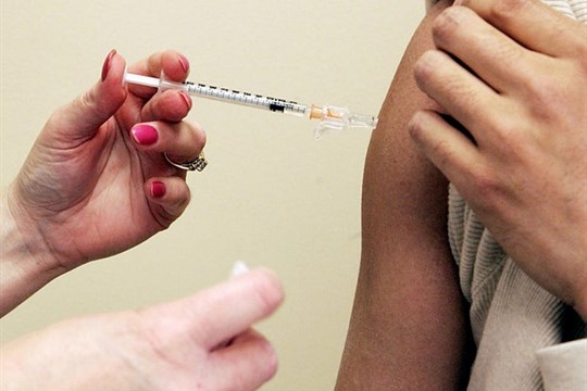 Do léta by mohlo být očkováno 380 milionů obyvatel EU