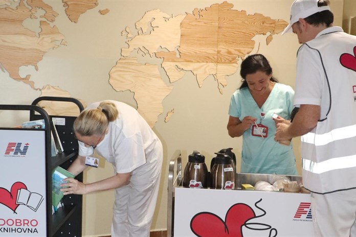 Pacientům v plzeňské nemocnici zpříjemní pobyt Dobrokavárna a Dobroknihovna