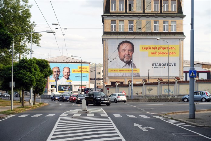 Kázat vodu, pít víno: Strana bojovníka proti vizuálnímu smogu zaplavila Plzeň megaplachtami