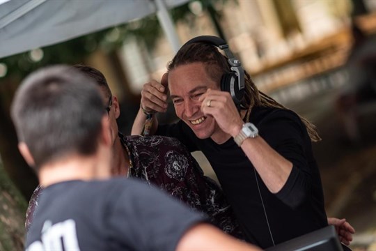 Nefunkční digitalizace? Pro Bartoše žádný problém. Raději dělá DJ