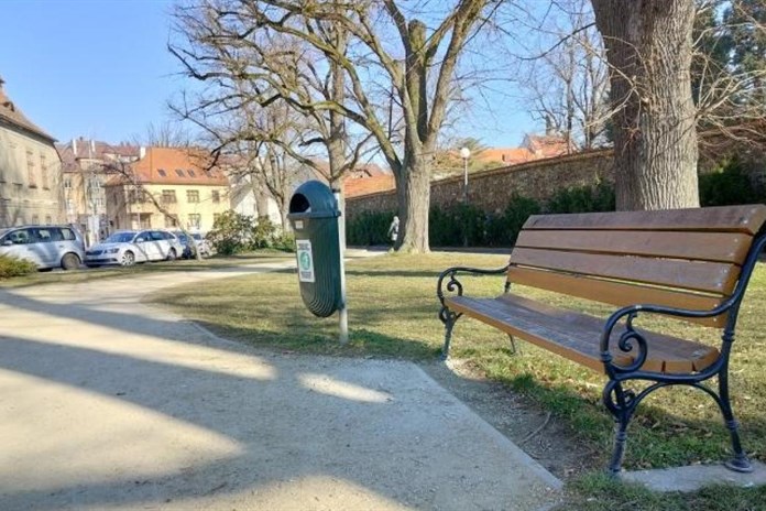Domažlice vybudují parkovací místa a nakoupí nové parkové lavičky