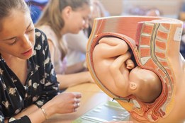 Název se mění, poslání zůstává. Seznamte se s profesí porodní báby,...