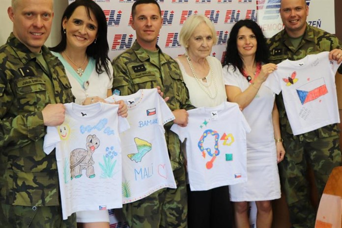 Malovaná trička od malých pacientů FN Plzeň udělají radost dětem v Africe