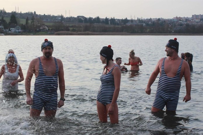 Otužilci si na Nový rok zaplavali v Boleváku