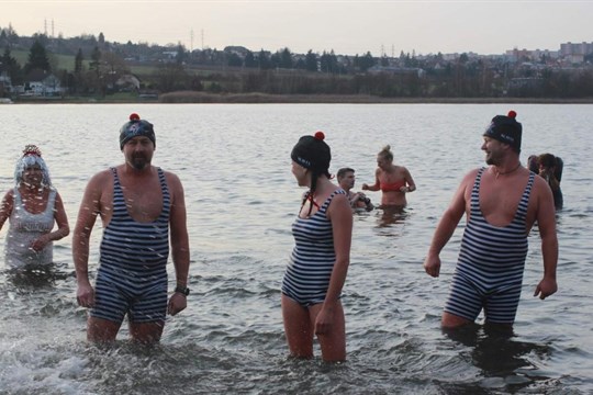 Otužilci si na Nový rok zaplavali v Boleváku