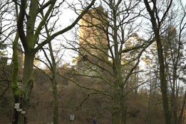 Osamělý hrádek nabízí krásné výhledy na Berounku