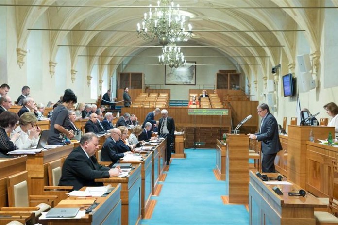 Zmražení platu politiků Senát zamítl. Plánované šetření se tedy nekoná?