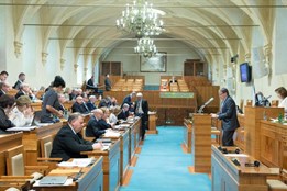 Zmražení platu politiků Senát zamítl. Plánované šetření se tedy...